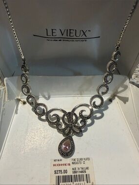 NWT Woman’s statement necklace
